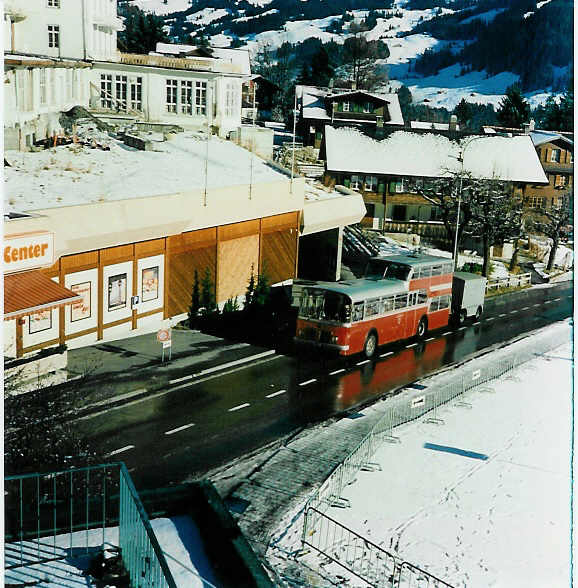 (002'637) - AFA Adelboden - Nr. 4/BE 26'704 - FBW/Vetter-R&J Anderthalbdecker im Januar 1988 in Adelboden, Landstrasse