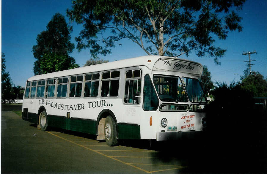 (010'920) - The Ginger Bus - 148-AEQ - am 26. Juni 1994 in Yandina, The Ginger Factory