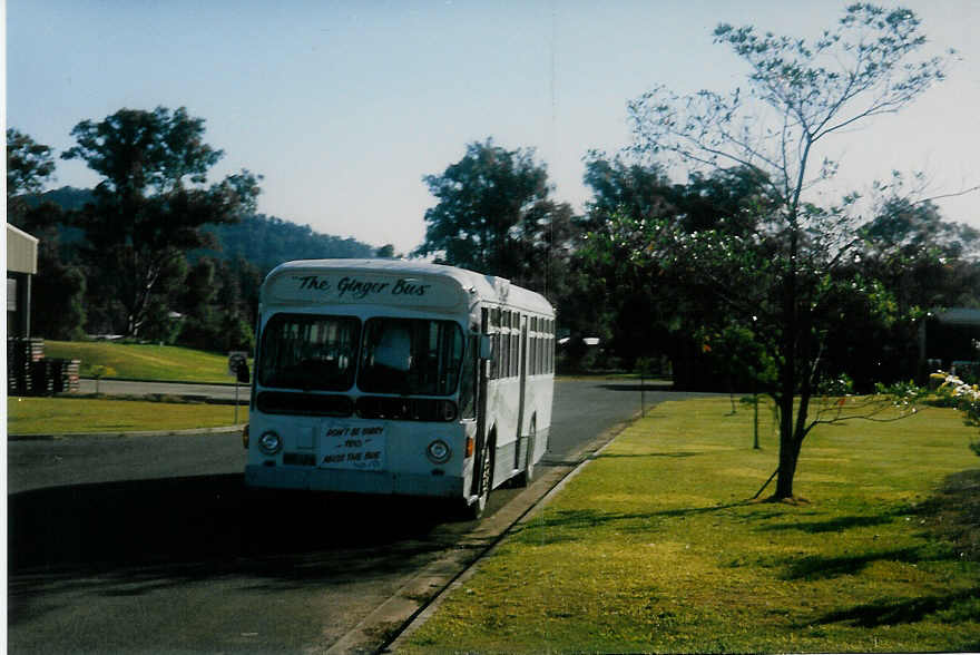 (010'921) - The Ginger Bus - 148-AEQ - am 26. Juni 1994 in Yandina, The Ginger Factory
