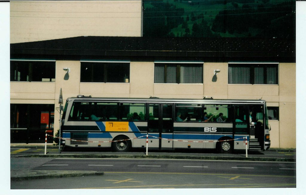 (012'613) - AFA Adelboden - Nr. 5/BE 26'705 - Setra (ex Nr. 25) am 25. Juni 1995 beim Bahnhof Frutigen