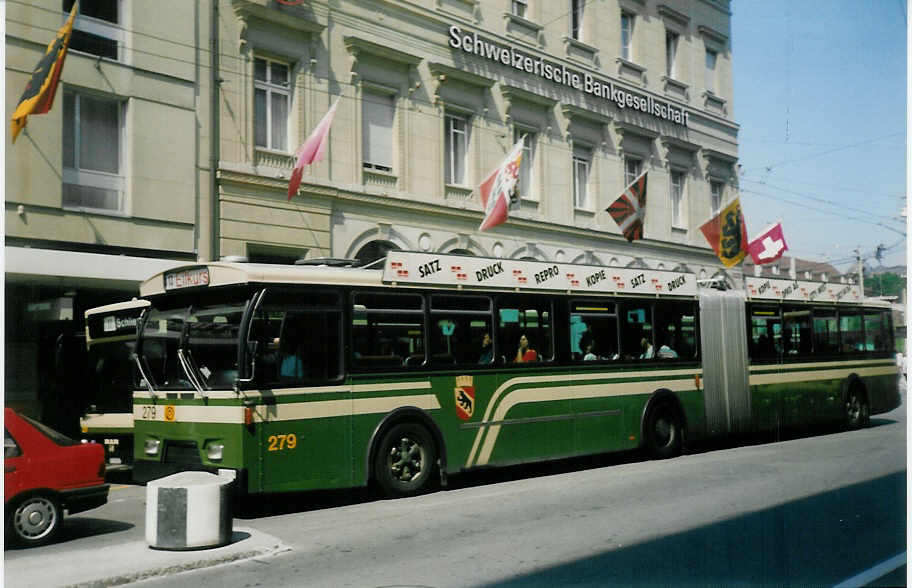 (012'903) - SVB Bern - Nr. 279/BE 339'279 - FBW/Hess-Gangloff am 31. Juli 1995 beim Bahnhof Bern
