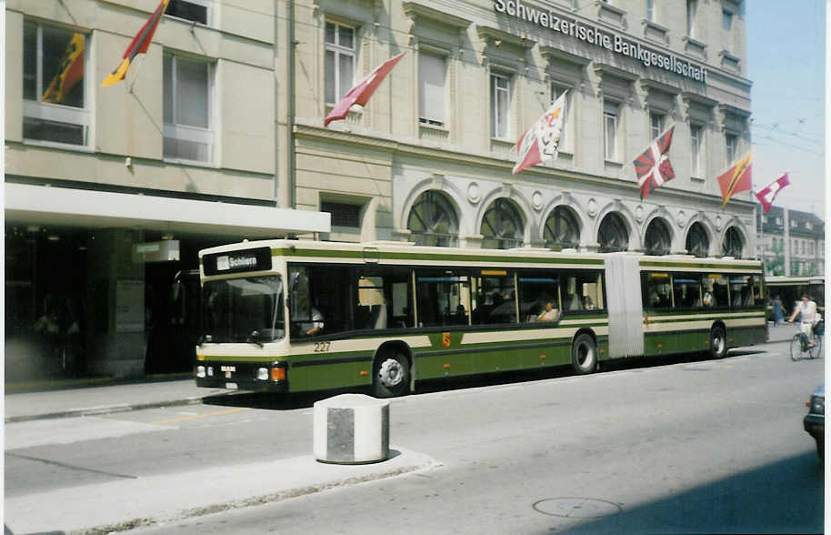 (012'905) - SVB Bern - Nr. 227/BE 513'227 - MAN am 31. Juli 1995 beim Bahnhof Bern