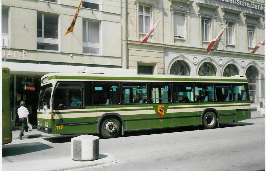 (012'908) - SVB Bern - Nr. 117/BE 421'117 - Volvo/R&J am 31. Juli 1995 beim Bahnhof Bern