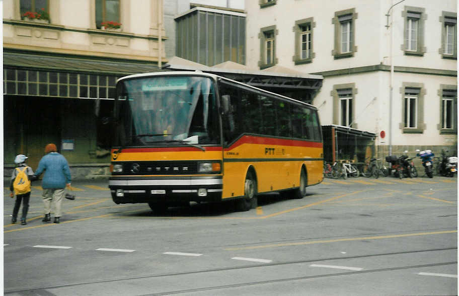 (013'126) - PTT-Regie - P 25'040 - Setra am 3. Oktober 1995 beim Bahnhof Brig