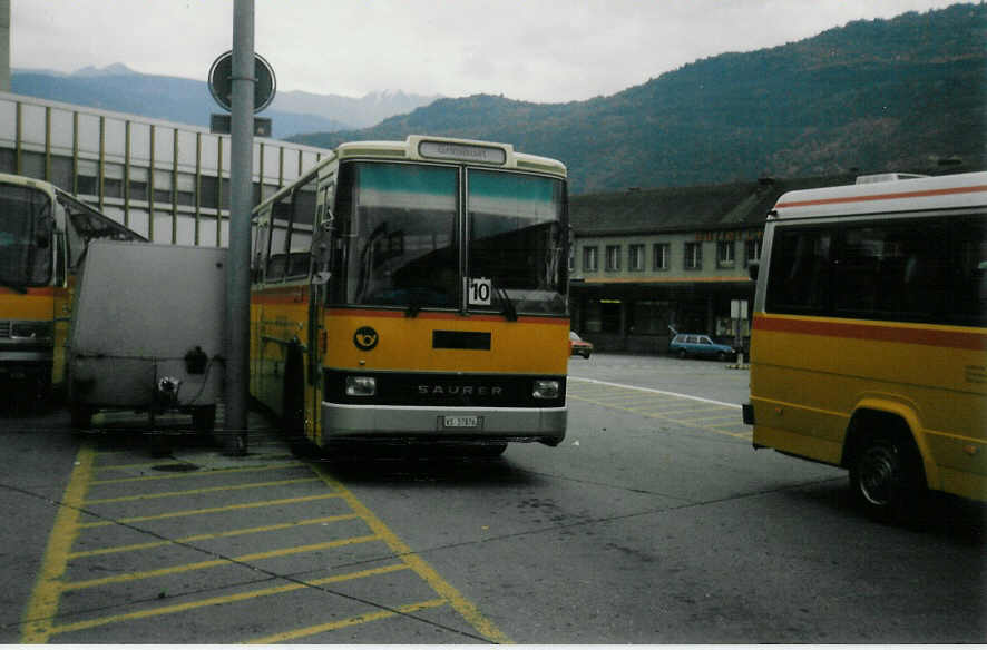 (013'133) - Constantin, Arbaz - VS 37'876 - Saurer/Lauber am 5. Oktober 1995 beim Bahnhof Sion