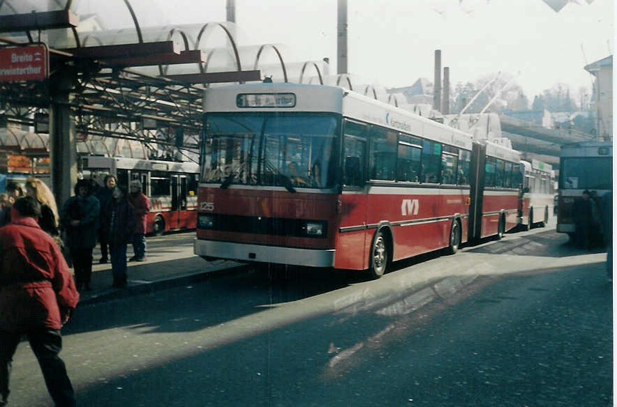 (013'718) - WV Winterthur - Nr. 125 - Saurer/FHS Gelenktrolleybus am 24. Februar 1996 beim Hauptbahnhof Winterthur