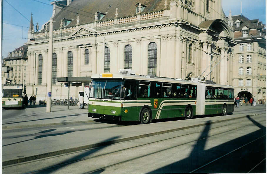 (013'730) - SVB Bern - Nr. 46 - FBW/Hess Gelenktrolleybus am 4. Mrz 1996 beim Bahnhof Bern