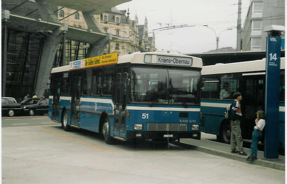 (013'908) - VBL Luzern - Nr. 51/LU 15'051 - Volvo/Hess am 23. April 1996 beim Bahnhof Luzern