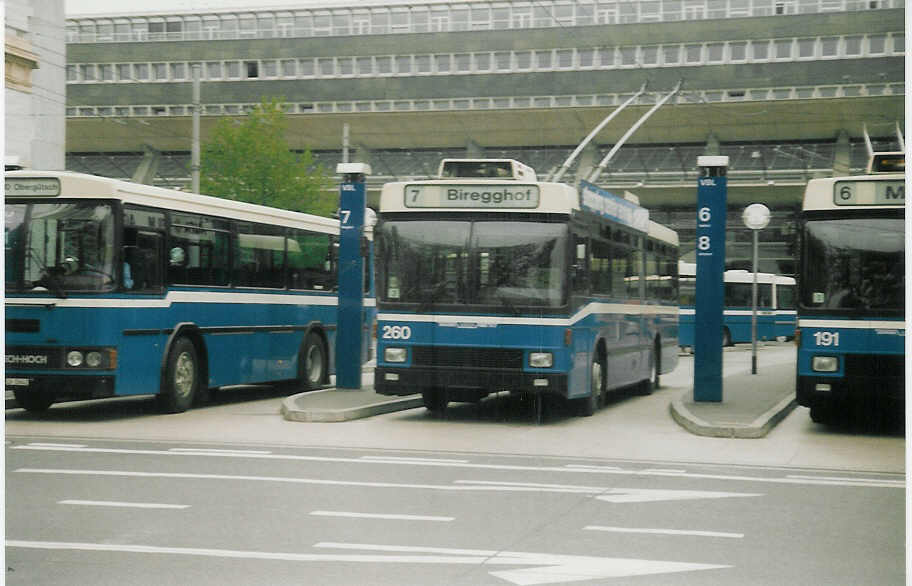 (013'910) - VBL Luzern - Nr. 260 - NAW/R&J-Hess Trolleybus am 23. April 1996 beim Bahnhof Luzern
