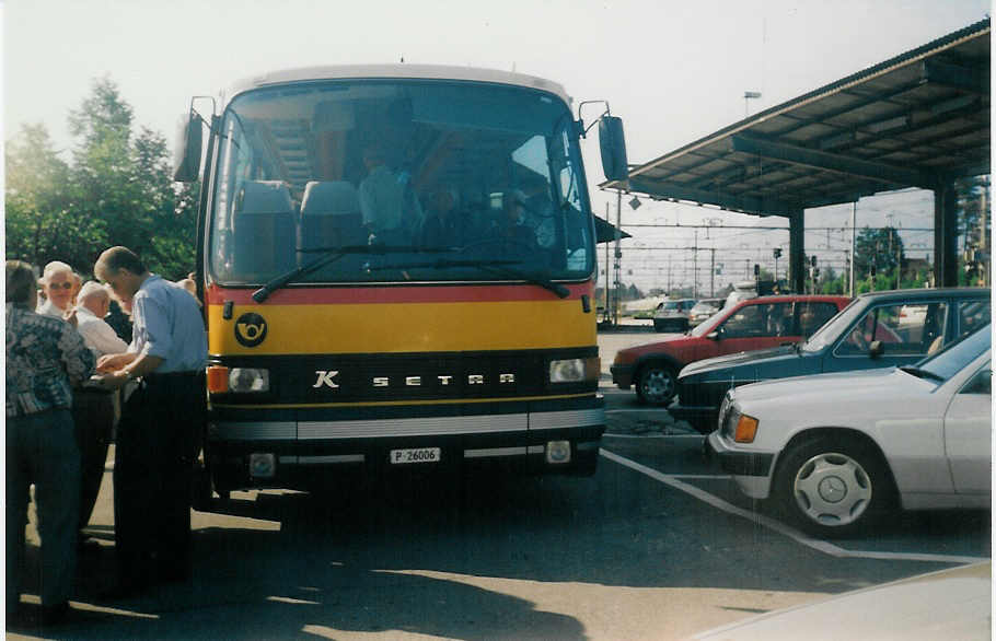 (014'123) - PTT-Regie - P 26'006 - Setra am 11. Juni 1996 beim Bahnhof Thun