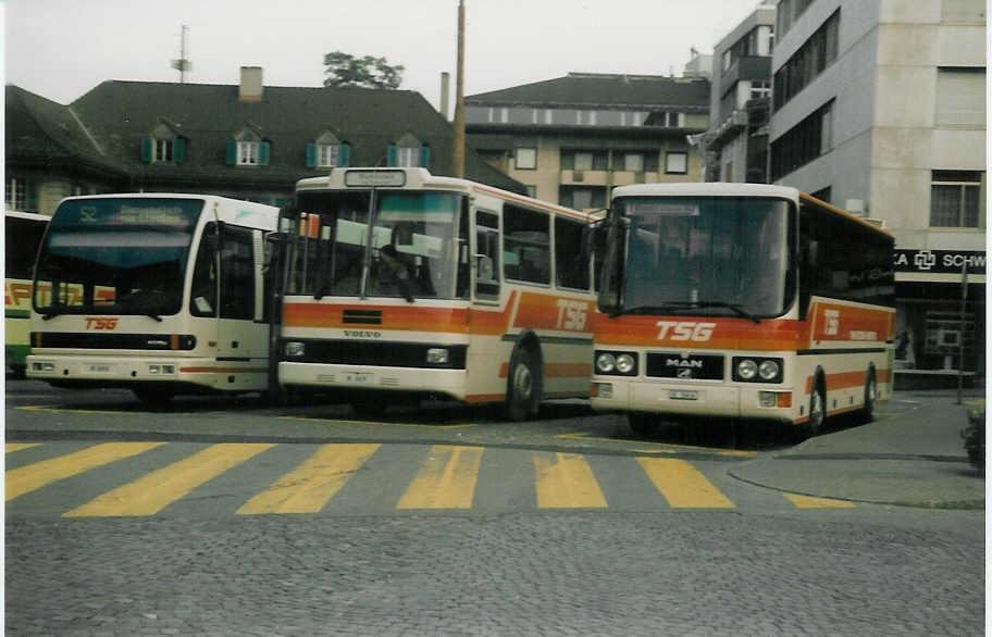 (014'220) - TSG Blumenstein - Nr. 8/BE 26'034 - Den Oudsten + Nr. 3/BE 26'635 - Volvo/R&J + Nr. 10/BE 26'636 - MAN/Gppel am 29. Juni 1996 beim Bahnhof Thun