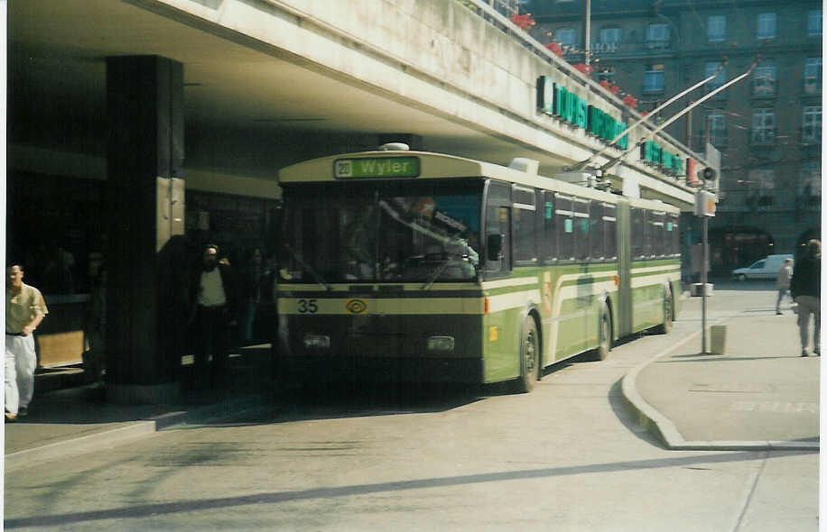 (015'206) - SVB Bern - Nr. 35 - FBW/R&J Gelenktrolleybus am 11. September 1996 beim Bahnhof Bern