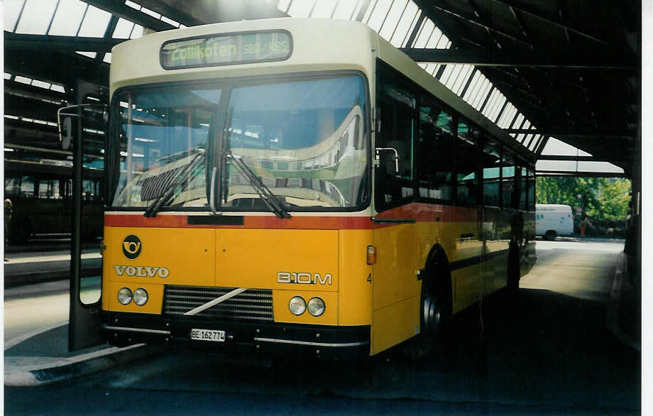 (015'214) - Steiner, Ortschwaben - Nr. 4/BE 162'774 - Volvo/Lauber am 11. September 1996 in Bern, Postautostation