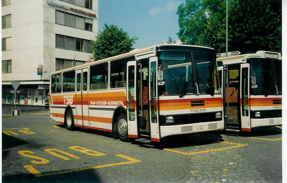(015'226) - TSG Blumenstein - Nr. 4/BE 26'637 - Volvo/Lauber am 17. September 1996 beim Bahnhof Thun