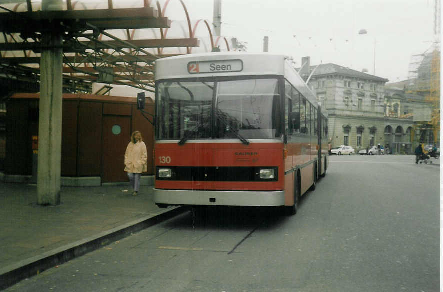 (015'322) - WV Winterthur - Nr. 130 - Saurer/FHS Gelenktrolleybus am 7. Oktober 1996 beim Hauptbahnhof Winterthur