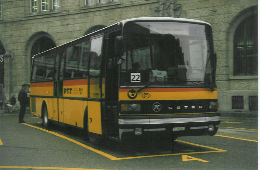 (015'402) - PTT-Regie - P 25'039 - Setra am 8. Oktober 1996 beim Bahnhof St. Gallen