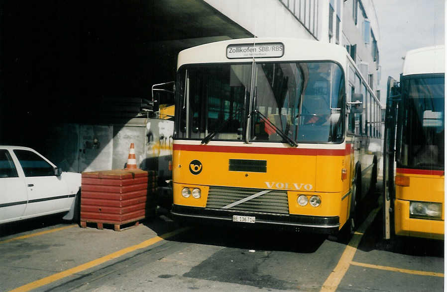 (015'627) - Steiner, Ortschwaben - Nr. 8/BE 136'714 - Volvo/Lauber am 14. Oktober 1996 in Bern, Postautostation