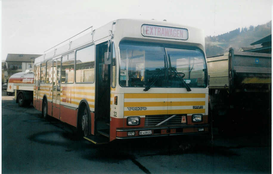 (016'312) - STI Thun - Nr. 32/BE 419'032 - Volvo/R&J (ex SAT Thun Nr. 32) am 28. Februar 1997 in Thun, Garage