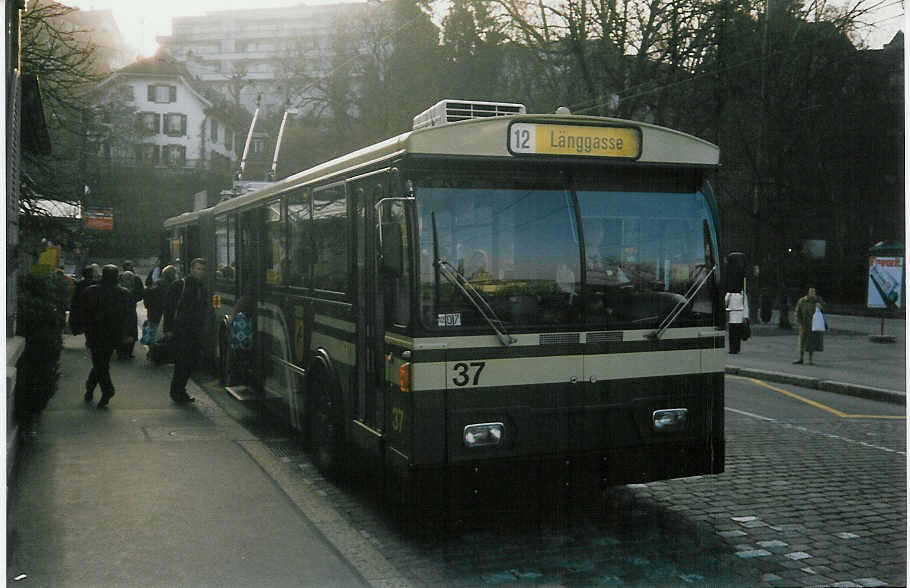 (016'624) - SVB Bern - Nr. 37 - FBW/R&J Gelenktrolleybus am 26. Mrz 1997 in Bern, Brengraben