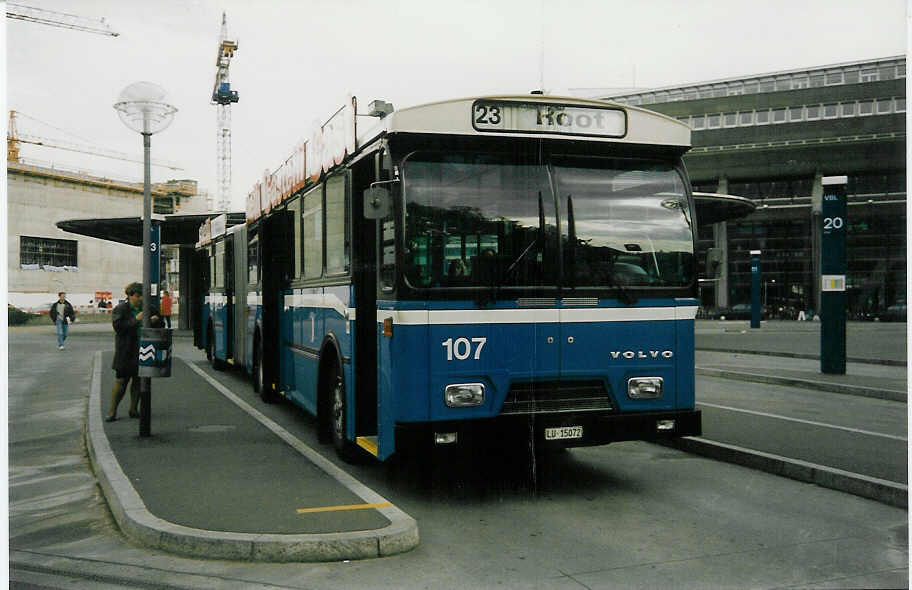 (016'901) - VBL Luzern - Nr. 107/LU 15'072 - Volvo/Hess am 19. April 1997 beim Bahnhof Luzern