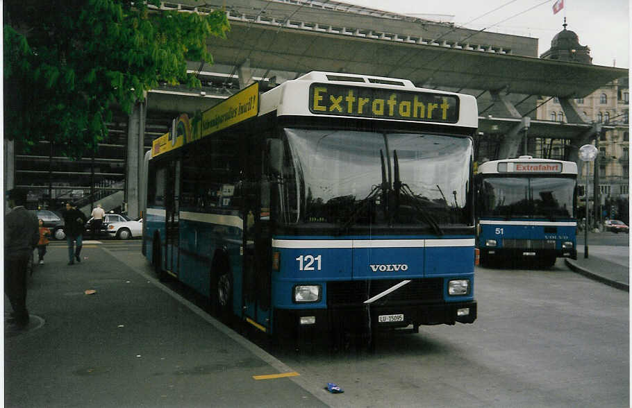 (016'903) - VBL Luzern - Nr. 121/LU 15'095 - Volvo/Hess am 19. April 1997 beim Bahnhof Luzern