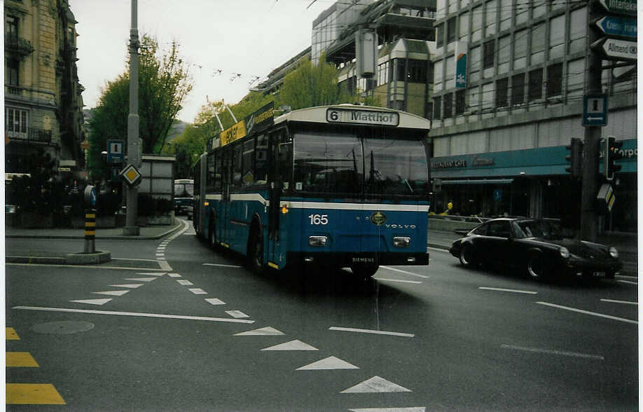 (016'905) - VBL Luzern - Nr. 165 - Volvo/Hess Gelenktrolleybus am 19. April 1997 beim Bahnhof Luzern