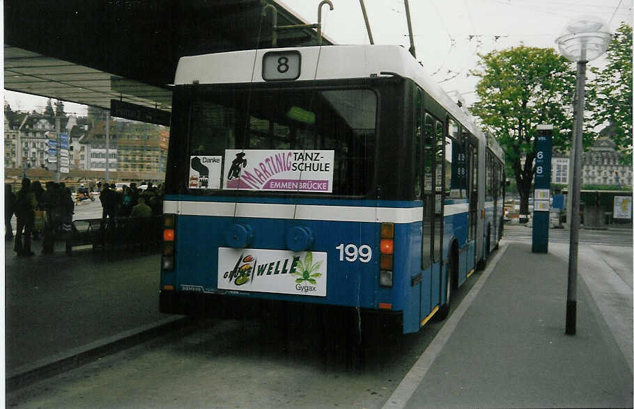 (016'912) - VBL Luzern - Nr. 199 - NAW/Hess Gelenktrolleybus am 19. April 1997 beim Bahnhof Luzern