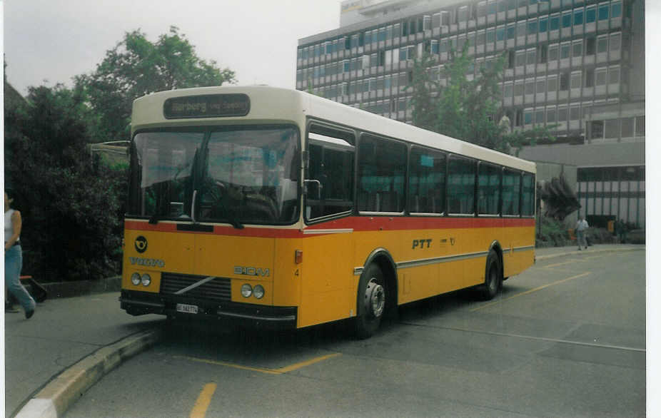 (018'434) - Steiner, Ortschwaben - Nr. 4/BE 162'774 - Volvo/Lauber am 4. August 1997 in Bern, Postautostation