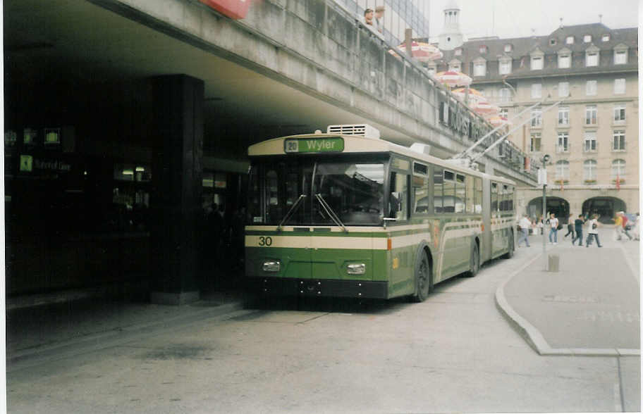 (018'502) - SVB Bern - Nr. 30 - FBW/Hess Gelenktrolleybus am 4. August 1997 beim Bahnhof Bern