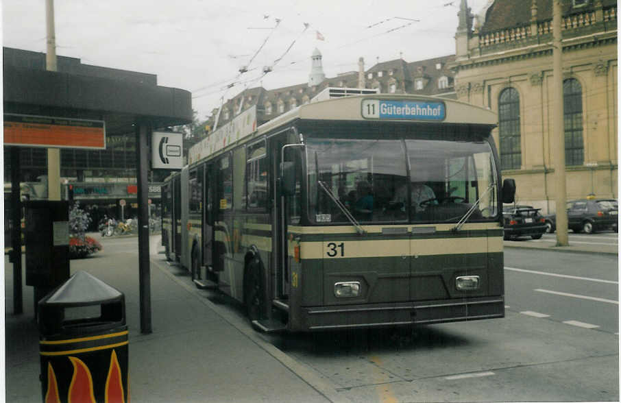 (018'514) - SVB Bern - Nr. 31 - FBW/Hess Gelenktrolleybus am 4. August 1997 beim Bahnhof Bern
