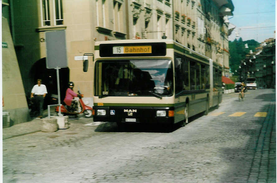 (019'115) - SVB Bern - Nr. 225/BE 513'225 - MAN am 5. September 1997 in Bern, Rathaus