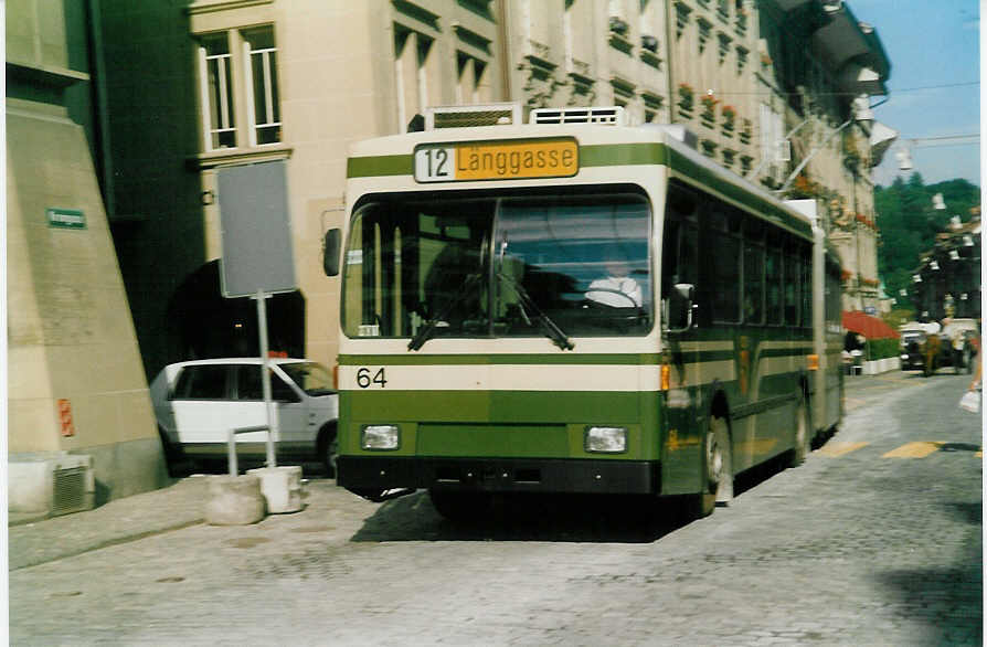 (019'117) - SVB Bern - Nr. 64 - Volvo/R&J Gelenktrolleybus am 5. September 1997 in Bern, Rathaus