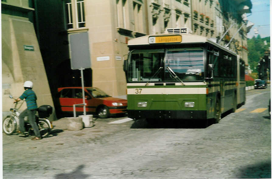 (019'124) - SVB Bern - Nr. 37 - FBW/R&J Gelenktrolleybus am 5. September 1997 in Bern, Rathaus