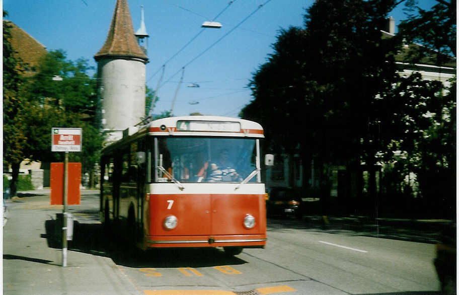 (019'804) - VB Biel - Nr. 7 - FBW/R&J Trolleybus am 4. Oktober 1997 in Nidau, Schloss Nidau
