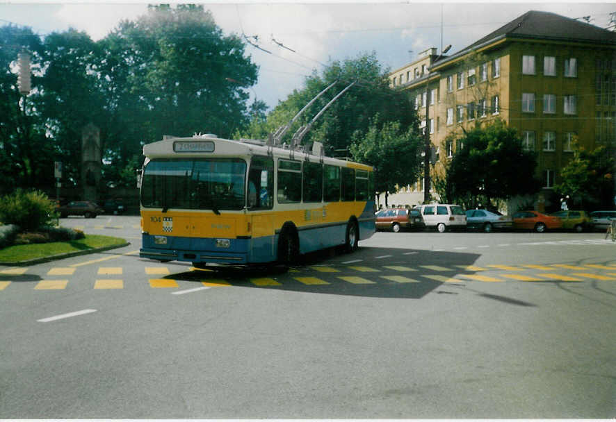(019'915) - TC La Chaux-de-Fonds - Nr. 104 - FBW/Hess-Haag Trolleybus am 7. Oktober 1997 beim Bahnhof La Chaux-de-Fonds