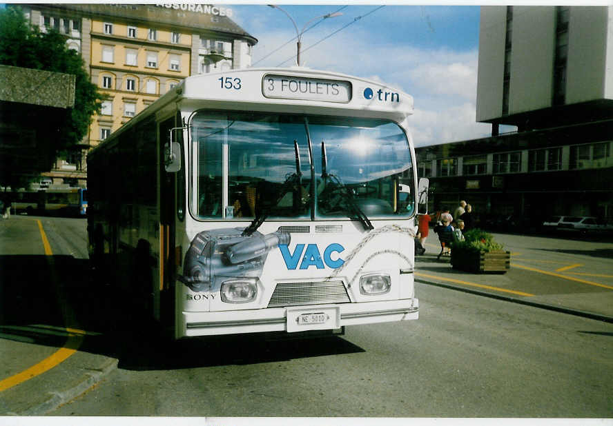 (019'917) - TC La Chaux-de-Fonds - Nr. 153/NE 5010 - FBW/Hess-Haag am 7. Oktober 1997 beim Bahnhof La Chaux-de-Fonds