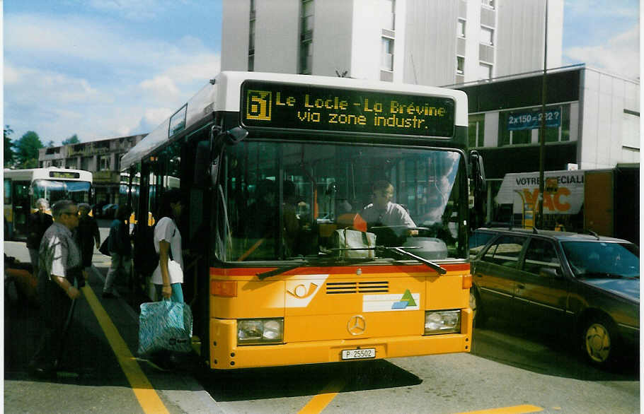 (019'918) - PTT-Regie - P 25'502 - Mercedes am 7. Oktober 1997 beim Bahnhof La Chaux-de-Fonds