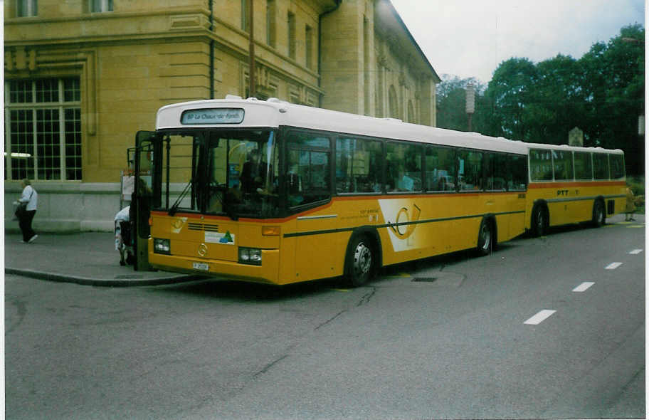 (019'924) - PTT-Regie - P 25'329 - Mercedes/R&J am 7. Oktober 1997 beim Bahnhof La Chaux-de-Fonds