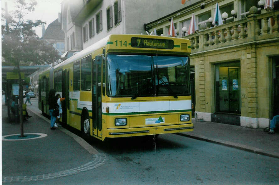 (019'935) - TN Neuchtel - Nr. 114 - NAW/Hess Gelenktrolleybus am 7. Oktober 1997 in Neuchtel, Place Pury