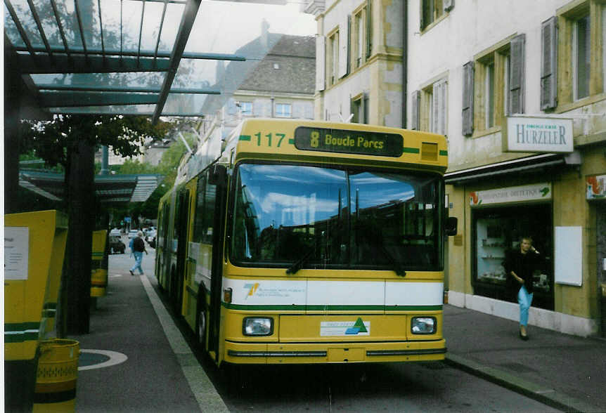 (019'937) - TN Neuchtel - Nr. 117 - NAW/Hess Gelenktrolleybus am 7. Oktober 1997 in Neuchtel, Place Pury