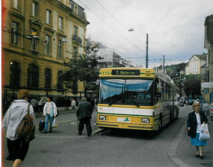 (020'001) - TN Neuchtel - Nr. 110 - NAW/Hess Gelenktrolleybus am 7. Oktober 1997 in Neuchtel, Place Pury