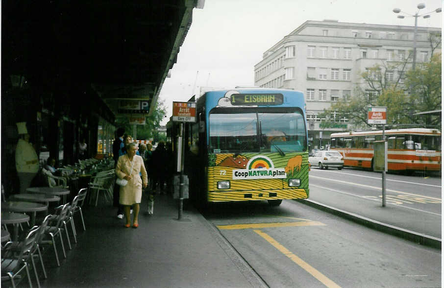 (020'209) - VB Biel - Nr. 72 - Volvo/R&J Gelenktrolleybus am 9. Oktober 1997 beim Bahnhof Biel