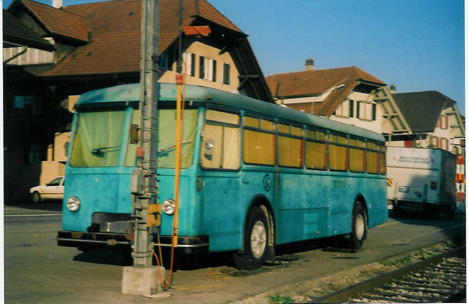 (020'400) - Kafi-Bus, Seftigen - FBW/R&J (ex AFA Adelboden Nr. 15; ex Morattel, Sdeilles; ex P 25'504) am 18. Oktober 1997 beim Bahnhof Seftigen