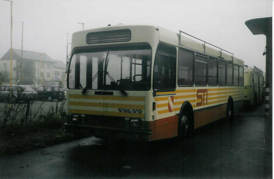 (020'702) - STI Thun - Nr. 18 - Volvo/Lauber (ex SAT Thun Nr. 18) am 5. November 1997 in Thun, Garage