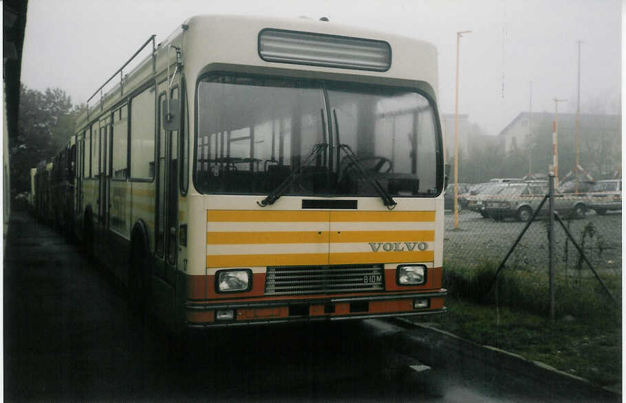 (020'704) - STI Thun - Nr. 17 - Volvo/Lauber (ex SAT Thun Nr. 17) am 5. November 1997 in Thun, Garage
