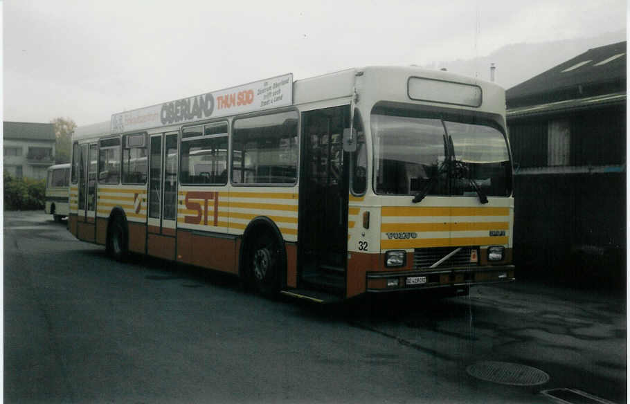 (020'705) - STI Thun - Nr. 32/BE 419'032 - Volvo/R&J (ex SAT Thun Nr. 32) am 6. November 1997 in Thun, Garage
