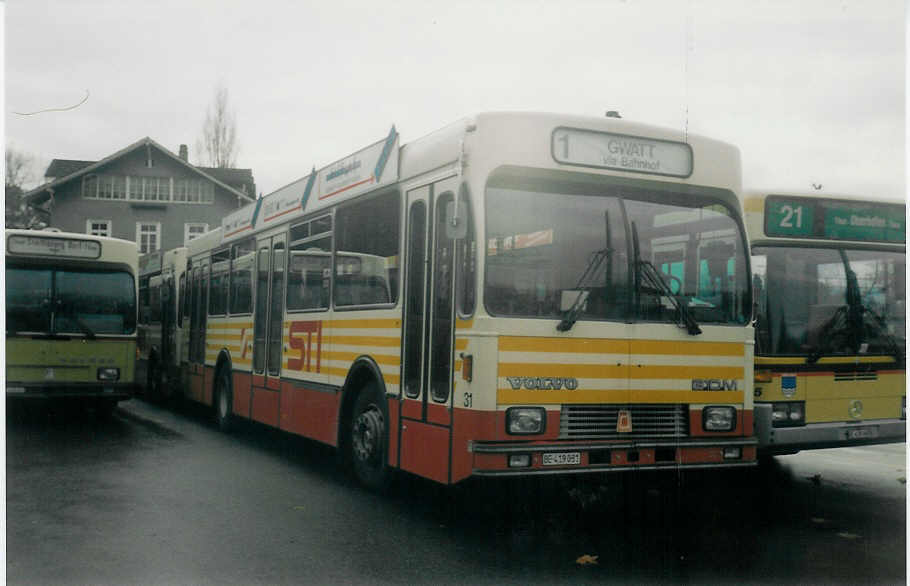 (020'724) - STI Thun - Nr. 31/BE 419'031 - Volvo/R&J (ex SAT Thun Nr. 31) am 16. November 1997 bei der Schifflndte Thun