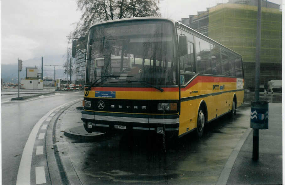 (020'734) - Stirnimann, Neuenkirch - Nr. 43/LU 15'067 - Setra am 30. November 1997 beim Bahnhof Luzern