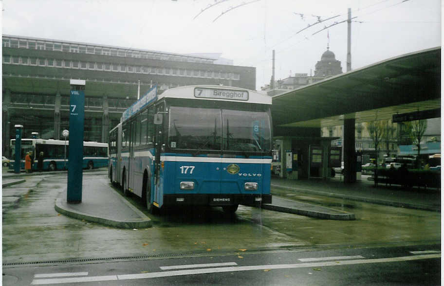 (021'002) - VBL Luzern - Nr. 177 - Volvo/Hess Gelenktrolleybus am 30. November 1997 beim Bahnhof Luzern