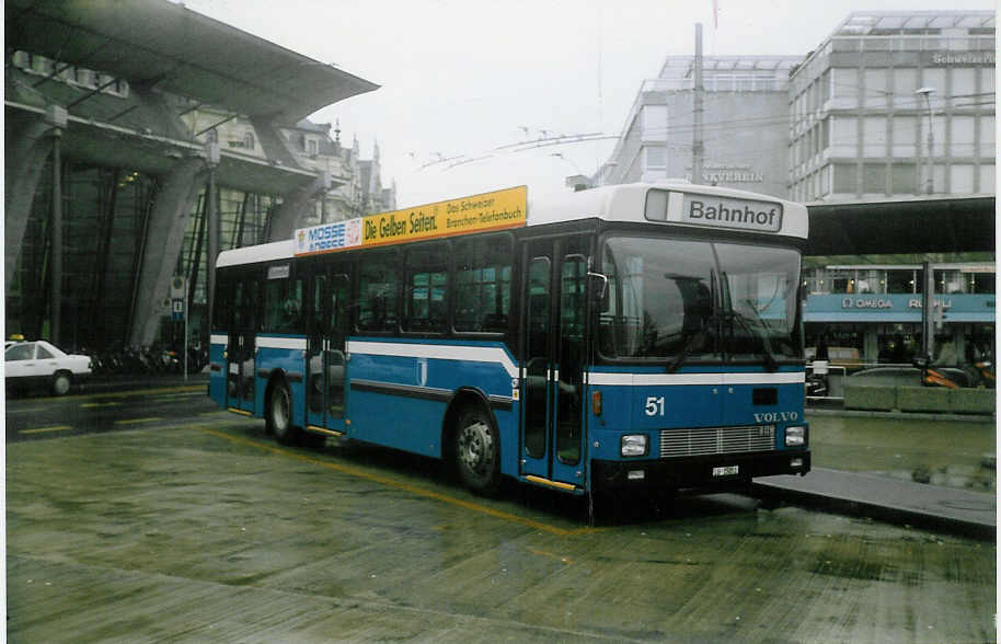 (021'004) - VBL Luzern - Nr. 51/LU 15'051 - Volvo/Hess am 30. November 1997 beim Bahnhof Luzern